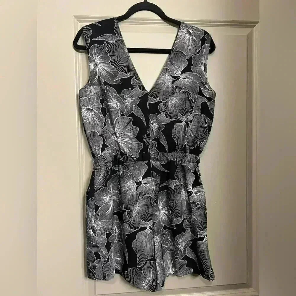 Loft Outlet Black & White Floral Romper - Size Small Petite - Picture 8 of 9